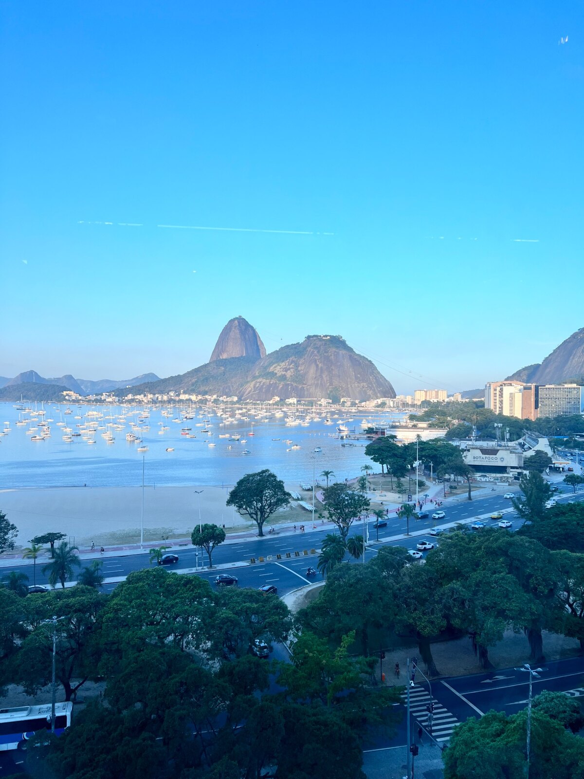 Vista da enseada de Botafogo e do Pão de Açúcar, no Rio de Janeiro