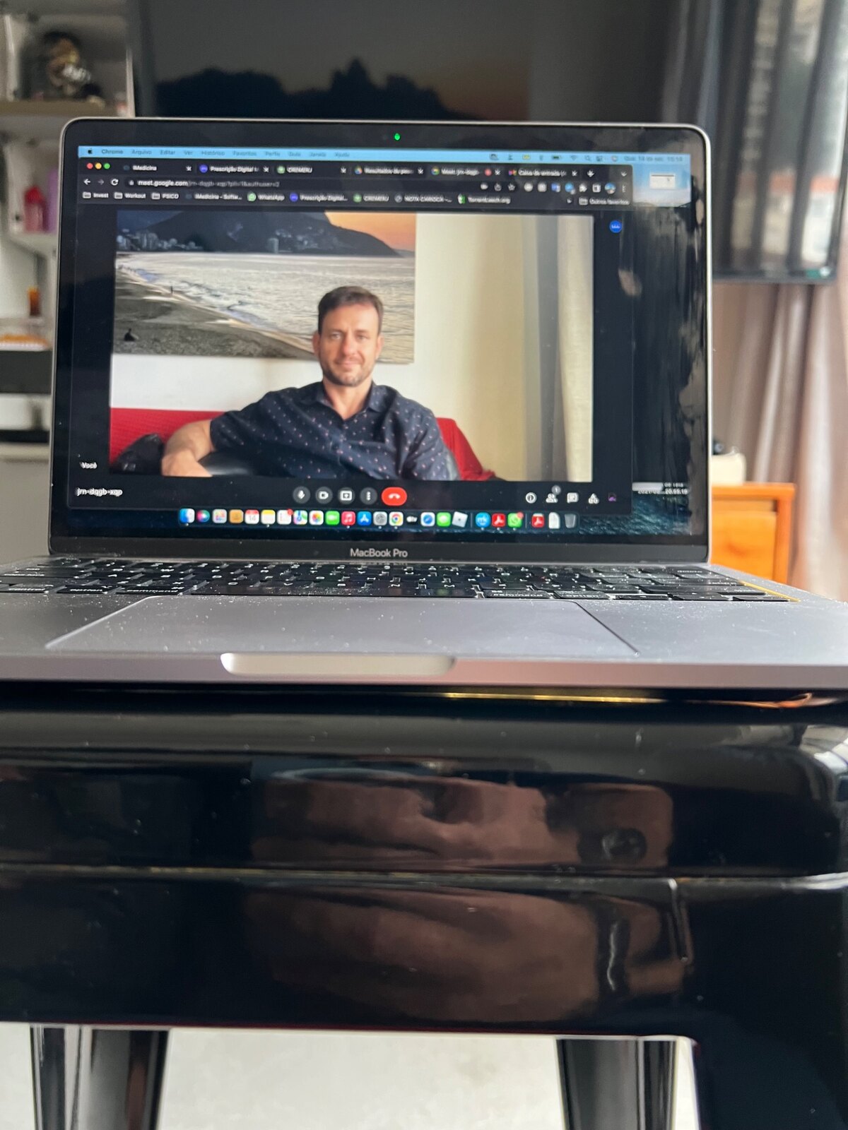 Dr. Thiago Ferro em atendimento por teleconsulta