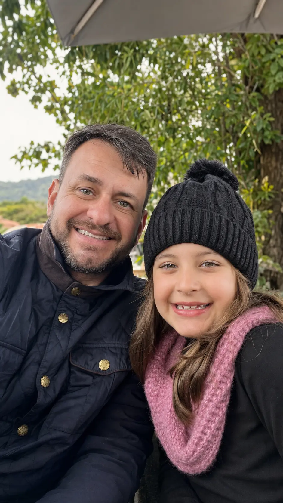 Dr. Thiago Ferro com a filha em um momento ao ar livre